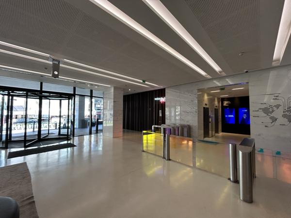 Bureaux à louer à Levallois-Perret avec rooftop et accès Métro 3
