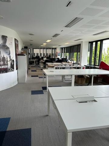Bureaux à louer à Levallois-Perret avec rooftop et accès Métro 3