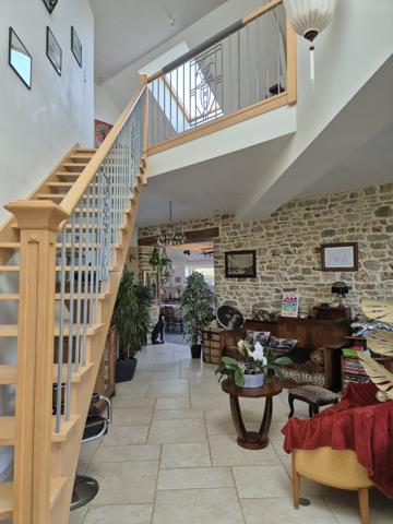 Maison en pierres rénovée 4 chambres garage et terrain centre bourg