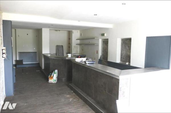 Local à usage professionnel, commercial et habitation - Cave - Cour. 161,60 m² habitable.