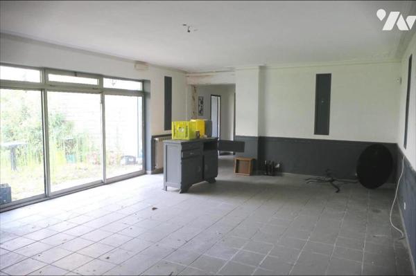 Local à usage professionnel, commercial et habitation - Cave - Cour. 161,60 m² habitable.