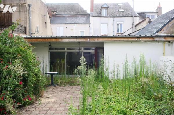 Local à usage professionnel, commercial et habitation - Cave - Cour. 161,60 m² habitable.