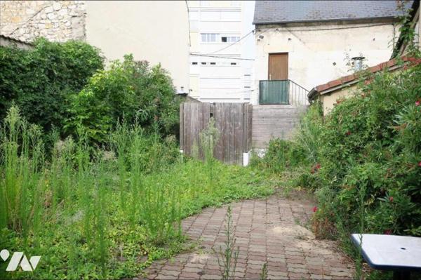 Local à usage professionnel, commercial et habitation - Cave - Cour. 161,60 m² habitable.