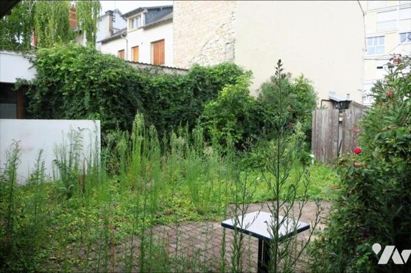 Local à usage professionnel, commercial et habitation - Cave - Cour. 161,60 m² habitable.