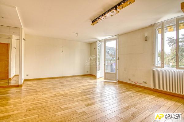 Versailles Ermitage Appartement duplex 4 pièces 105 m² au sol situé au 2ème et dernier étage avec cave, box et jardin collectif 640 000 € **  - Référence  28468