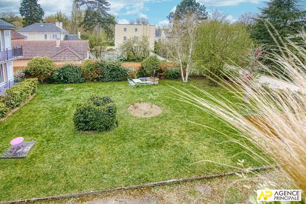 Versailles Ermitage Appartement duplex 4 pièces 105 m² au sol situé au 2ème et dernier étage avec cave, box et jardin collectif 640 000 € **  - Référence  28468