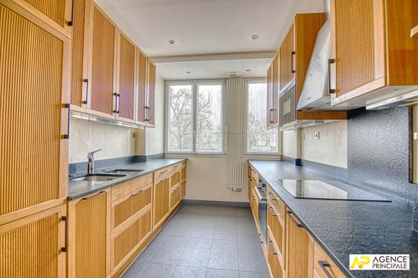 Versailles Ermitage Appartement duplex 4 pièces 105 m² au sol situé au 2ème et dernier étage avec cave, box et jardin collectif 640 000 € **  - Référence  28468