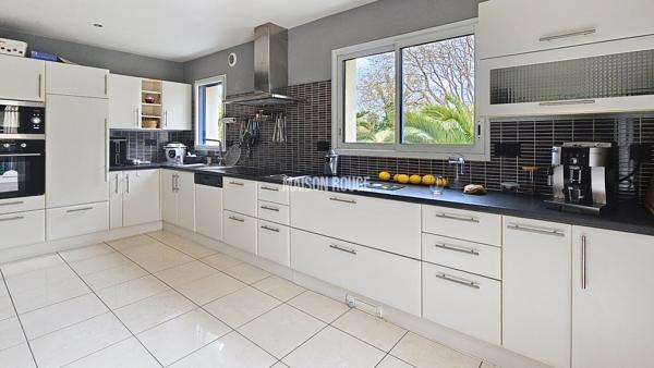 Grande maison familiale proche du bourg de Sarzeau 6 chambres, bureau, sous-sol complet & prestations premium