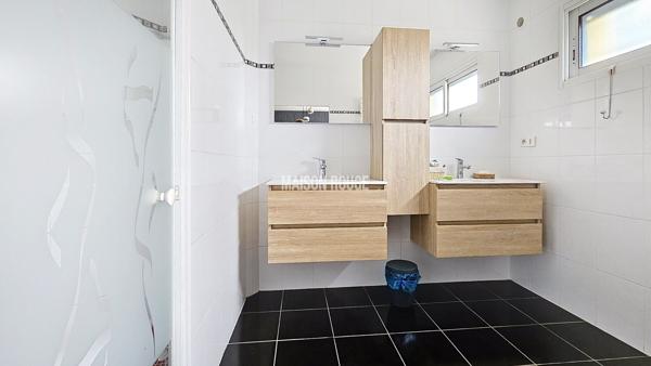 Grande maison familiale proche du bourg de Sarzeau 6 chambres, bureau, sous-sol complet & prestations premium