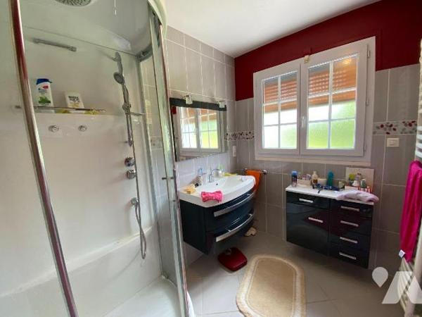 A vendre sur la commue du Vigean (CANTAL), un pavillon habitable de suite, en excellent état, n...