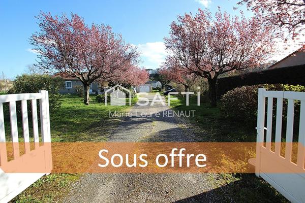 Maison de plain-pied - Grand terrain - 2 garages et dépendances - Terrain constructible