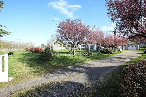 Maison de plain-pied - Grand terrain - 2 garages et dépendances - Terrain constructible