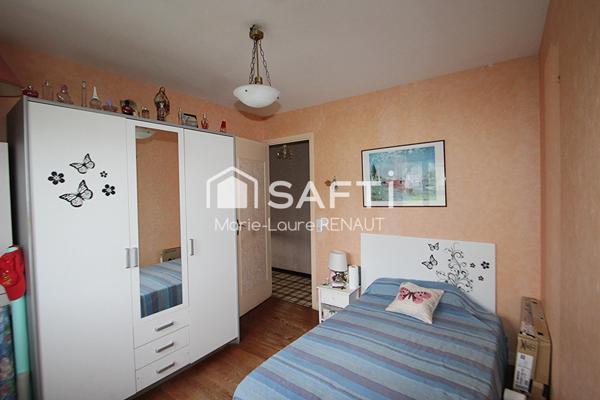 Maison de plain-pied - Grand terrain - 2 garages et dépendances - Terrain constructible