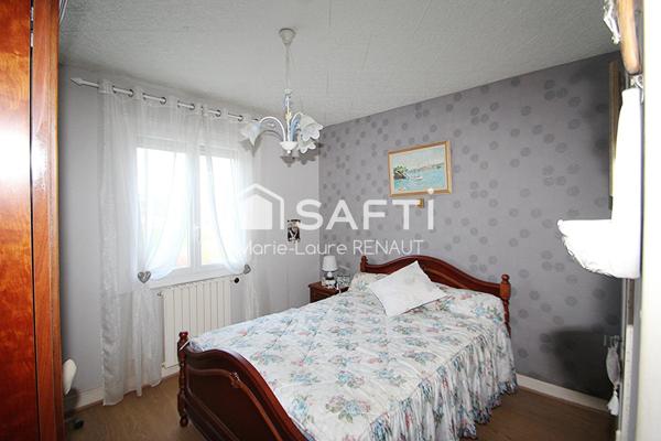 Maison de plain-pied - Grand terrain - 2 garages et dépendances - Terrain constructible