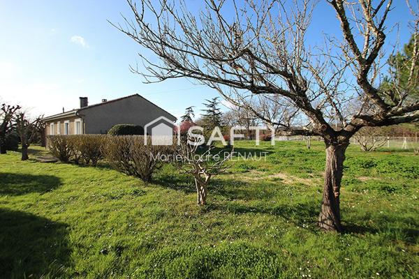 Maison de plain-pied - Grand terrain - 2 garages et dépendances - Terrain constructible