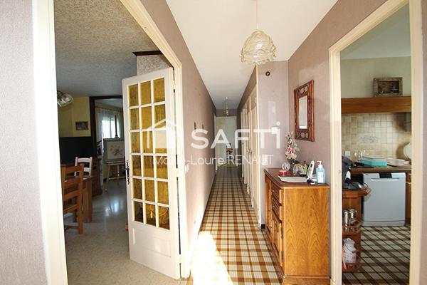 Maison de plain-pied - Grand terrain - 2 garages et dépendances - Terrain constructible