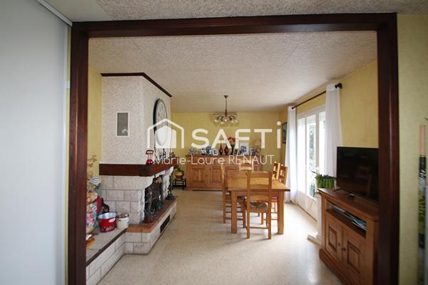 Maison de plain-pied - Grand terrain - 2 garages et dépendances - Terrain constructible