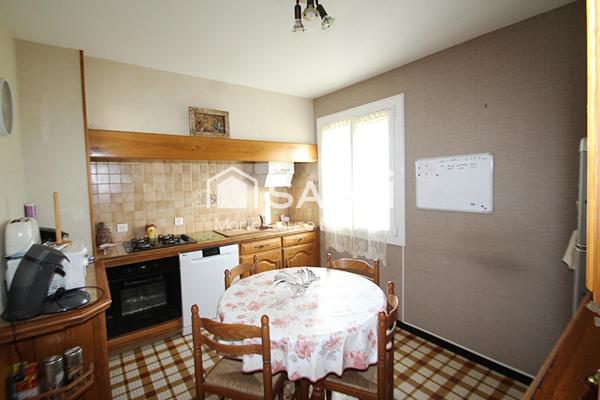 Maison de plain-pied - Grand terrain - 2 garages et dépendances - Terrain constructible