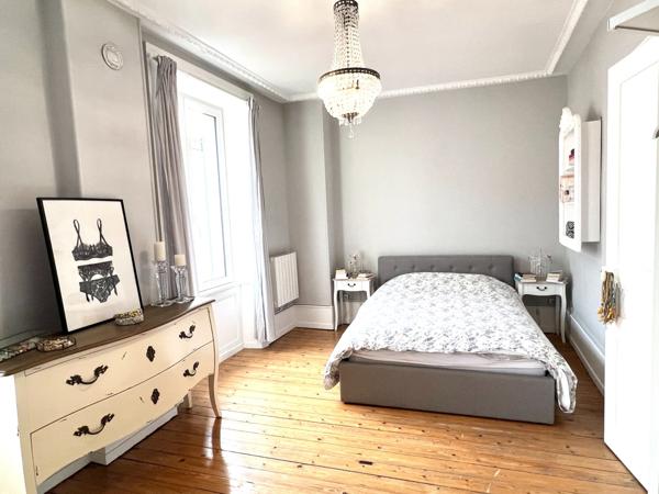 Appartement
                                                                                                                                                                                                                                                                                                                        4 pièce(s)                                                                                                                                                                                                          2 chambre(s)                                                                                                                                                                                                          89  m²