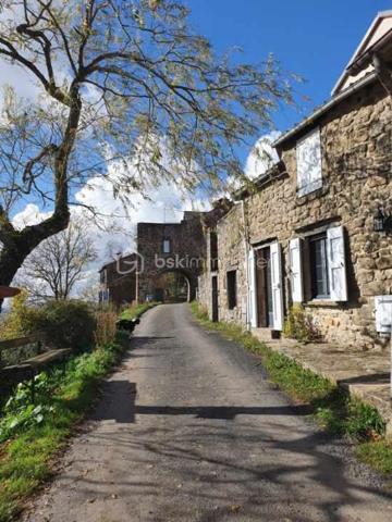 VENTE EXCLUSIVE: Demeure en pierre rénovée avec vue panoramique. Découvrez le charme intemporel de cette authentique maison de hameau, entièrement et superbement rénovée, nichée au cœur du paisible hameau d' ALGUES sur la commune de NANT dans le sud Aveyron. Ce lieu rare est une invitation à la sérénité, offrant un cadre de vie idyllique aux portes du Parc Régional Naturel  des Grands CAUSSES et des CÉVENNES. Poussons la porte, la pièce de vie avec son poêle à bois, 3 belles chambres, 2 salles d'eau moderne, 1 grand salon, avec accès à la terrasse. Vous n'avez plus qu'à poser vos valises ! La maison bénéficie d'une rénovation complète et soignée, toiture neuve sous garantie, façade neuve, huisserie double vitrage en aluminium. Contactez-moi sans tarder pour organiser une visite et saisir cette opportunité unique !   . CONTACT Guy JAYET au 0611566624