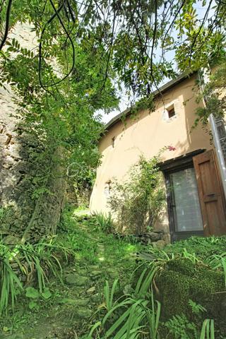 VENTE EXCLUSIVE: Demeure en pierre rénovée avec vue panoramique. Découvrez le charme intemporel de cette authentique maison de hameau, entièrement et superbement rénovée, nichée au cœur du paisible hameau d' ALGUES sur la commune de NANT dans le sud Aveyron. Ce lieu rare est une invitation à la sérénité, offrant un cadre de vie idyllique aux portes du Parc Régional Naturel  des Grands CAUSSES et des CÉVENNES. Poussons la porte, la pièce de vie avec son poêle à bois, 3 belles chambres, 2 salles d'eau moderne, 1 grand salon, avec accès à la terrasse. Vous n'avez plus qu'à poser vos valises ! La maison bénéficie d'une rénovation complète et soignée, toiture neuve sous garantie, façade neuve, huisserie double vitrage en aluminium. Contactez-moi sans tarder pour organiser une visite et saisir cette opportunité unique !   . CONTACT Guy JAYET au 0611566624