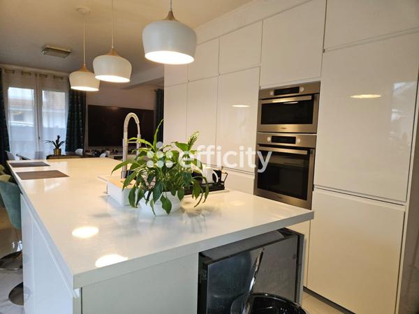 Maison
         8 pièces
        - 145 m² 556 000 € *