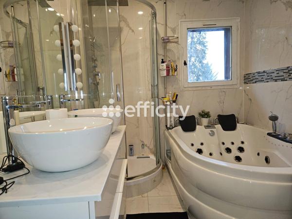 Maison
         8 pièces
        - 145 m² 556 000 € *