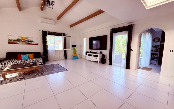 Maison à vendre    6 pièces •  Vauvert