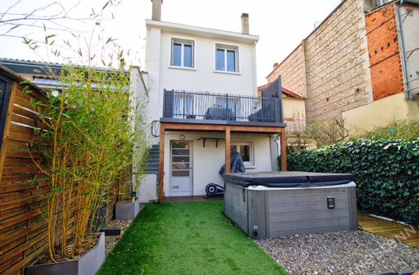 Maison de ville à vendre à AGEN de 115 m² - 5 pièces, 4 chambres- terrasse, balcon et garage double.