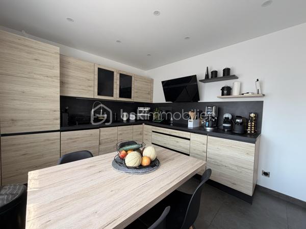 Venez visiter cette maison familiale de 152m2 environ sur SOUS SOL TOTAL, située sur la commune recherchée d'OZOUER-LE-VOULGIS. A moins de 15min à pied des écoles ( maternelle et primaire ) et des commerces de proximité. A moins de 10min de la gare de Verneuil l'étang ( Paris Gare de l'Est en direct ).

Elle se compose au RDC d'une entrée avec placard donnant accès à une pièce de vie de 40m2 environ, une cuisine INDÉPENDANTE AMÉNAGÉE et ÉQUIPÉE, de deux chambres, un wc indépendant et une salle de bains. 

A l'étage, un palier pouvant servir d'espace bureau dessert 3 grandes chambres et une salle d'eau avec wc. 

Le tout édifié sur un terrain clos de 655m2, le SOUS SOL se divise en plusieurs parties ( buanderie, cave, garage... ) 

Les +
- Nombreux rangements
- Beaux volumes
- Cuisine récente 2022
- Volets électriques 
- Pompe à chaleur 2022
- Porte de garage motorisé