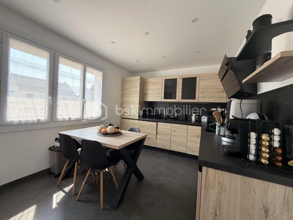 Venez visiter cette maison familiale de 152m2 environ sur SOUS SOL TOTAL, située sur la commune recherchée d'OZOUER-LE-VOULGIS. A moins de 15min à pied des écoles ( maternelle et primaire ) et des commerces de proximité. A moins de 10min de la gare de Verneuil l'étang ( Paris Gare de l'Est en direct ).

Elle se compose au RDC d'une entrée avec placard donnant accès à une pièce de vie de 40m2 environ, une cuisine INDÉPENDANTE AMÉNAGÉE et ÉQUIPÉE, de deux chambres, un wc indépendant et une salle de bains. 

A l'étage, un palier pouvant servir d'espace bureau dessert 3 grandes chambres et une salle d'eau avec wc. 

Le tout édifié sur un terrain clos de 655m2, le SOUS SOL se divise en plusieurs parties ( buanderie, cave, garage... ) 

Les +
- Nombreux rangements
- Beaux volumes
- Cuisine récente 2022
- Volets électriques 
- Pompe à chaleur 2022
- Porte de garage motorisé