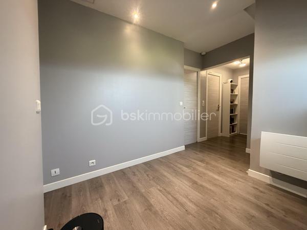 Venez visiter cette maison familiale de 152m2 environ sur SOUS SOL TOTAL, située sur la commune recherchée d'OZOUER-LE-VOULGIS. A moins de 15min à pied des écoles ( maternelle et primaire ) et des commerces de proximité. A moins de 10min de la gare de Verneuil l'étang ( Paris Gare de l'Est en direct ).

Elle se compose au RDC d'une entrée avec placard donnant accès à une pièce de vie de 40m2 environ, une cuisine INDÉPENDANTE AMÉNAGÉE et ÉQUIPÉE, de deux chambres, un wc indépendant et une salle de bains. 

A l'étage, un palier pouvant servir d'espace bureau dessert 3 grandes chambres et une salle d'eau avec wc. 

Le tout édifié sur un terrain clos de 655m2, le SOUS SOL se divise en plusieurs parties ( buanderie, cave, garage... ) 

Les +
- Nombreux rangements
- Beaux volumes
- Cuisine récente 2022
- Volets électriques 
- Pompe à chaleur 2022
- Porte de garage motorisé