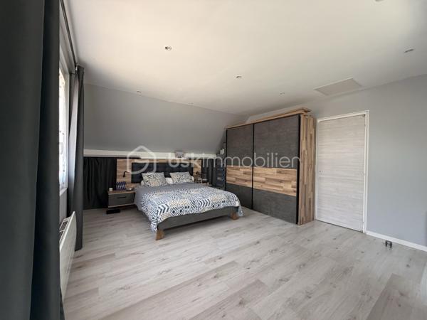 Venez visiter cette maison familiale de 152m2 environ sur SOUS SOL TOTAL, située sur la commune recherchée d'OZOUER-LE-VOULGIS. A moins de 15min à pied des écoles ( maternelle et primaire ) et des commerces de proximité. A moins de 10min de la gare de Verneuil l'étang ( Paris Gare de l'Est en direct ).

Elle se compose au RDC d'une entrée avec placard donnant accès à une pièce de vie de 40m2 environ, une cuisine INDÉPENDANTE AMÉNAGÉE et ÉQUIPÉE, de deux chambres, un wc indépendant et une salle de bains. 

A l'étage, un palier pouvant servir d'espace bureau dessert 3 grandes chambres et une salle d'eau avec wc. 

Le tout édifié sur un terrain clos de 655m2, le SOUS SOL se divise en plusieurs parties ( buanderie, cave, garage... ) 

Les +
- Nombreux rangements
- Beaux volumes
- Cuisine récente 2022
- Volets électriques 
- Pompe à chaleur 2022
- Porte de garage motorisé