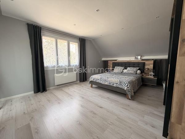 Venez visiter cette maison familiale de 152m2 environ sur SOUS SOL TOTAL, située sur la commune recherchée d'OZOUER-LE-VOULGIS. A moins de 15min à pied des écoles ( maternelle et primaire ) et des commerces de proximité. A moins de 10min de la gare de Verneuil l'étang ( Paris Gare de l'Est en direct ).

Elle se compose au RDC d'une entrée avec placard donnant accès à une pièce de vie de 40m2 environ, une cuisine INDÉPENDANTE AMÉNAGÉE et ÉQUIPÉE, de deux chambres, un wc indépendant et une salle de bains. 

A l'étage, un palier pouvant servir d'espace bureau dessert 3 grandes chambres et une salle d'eau avec wc. 

Le tout édifié sur un terrain clos de 655m2, le SOUS SOL se divise en plusieurs parties ( buanderie, cave, garage... ) 

Les +
- Nombreux rangements
- Beaux volumes
- Cuisine récente 2022
- Volets électriques 
- Pompe à chaleur 2022
- Porte de garage motorisé