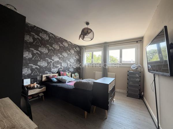 Venez visiter cette maison familiale de 152m2 environ sur SOUS SOL TOTAL, située sur la commune recherchée d'OZOUER-LE-VOULGIS. A moins de 15min à pied des écoles ( maternelle et primaire ) et des commerces de proximité. A moins de 10min de la gare de Verneuil l'étang ( Paris Gare de l'Est en direct ).

Elle se compose au RDC d'une entrée avec placard donnant accès à une pièce de vie de 40m2 environ, une cuisine INDÉPENDANTE AMÉNAGÉE et ÉQUIPÉE, de deux chambres, un wc indépendant et une salle de bains. 

A l'étage, un palier pouvant servir d'espace bureau dessert 3 grandes chambres et une salle d'eau avec wc. 

Le tout édifié sur un terrain clos de 655m2, le SOUS SOL se divise en plusieurs parties ( buanderie, cave, garage... ) 

Les +
- Nombreux rangements
- Beaux volumes
- Cuisine récente 2022
- Volets électriques 
- Pompe à chaleur 2022
- Porte de garage motorisé