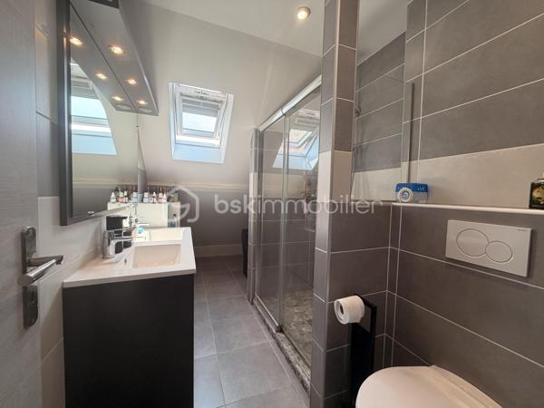 Venez visiter cette maison familiale de 152m2 environ sur SOUS SOL TOTAL, située sur la commune recherchée d'OZOUER-LE-VOULGIS. A moins de 15min à pied des écoles ( maternelle et primaire ) et des commerces de proximité. A moins de 10min de la gare de Verneuil l'étang ( Paris Gare de l'Est en direct ).

Elle se compose au RDC d'une entrée avec placard donnant accès à une pièce de vie de 40m2 environ, une cuisine INDÉPENDANTE AMÉNAGÉE et ÉQUIPÉE, de deux chambres, un wc indépendant et une salle de bains. 

A l'étage, un palier pouvant servir d'espace bureau dessert 3 grandes chambres et une salle d'eau avec wc. 

Le tout édifié sur un terrain clos de 655m2, le SOUS SOL se divise en plusieurs parties ( buanderie, cave, garage... ) 

Les +
- Nombreux rangements
- Beaux volumes
- Cuisine récente 2022
- Volets électriques 
- Pompe à chaleur 2022
- Porte de garage motorisé