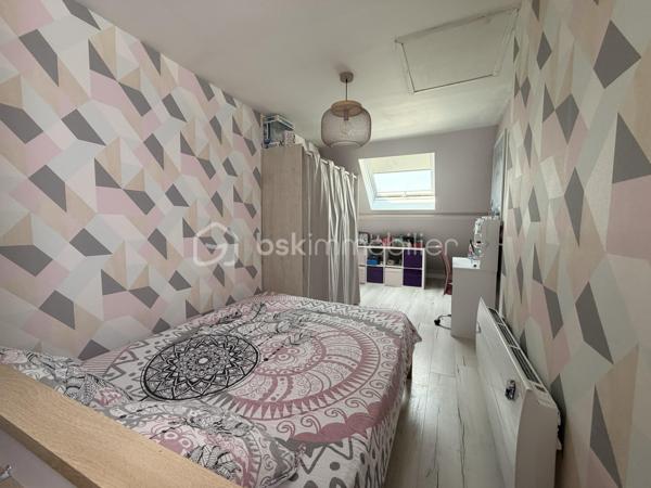 Venez visiter cette maison familiale de 152m2 environ sur SOUS SOL TOTAL, située sur la commune recherchée d'OZOUER-LE-VOULGIS. A moins de 15min à pied des écoles ( maternelle et primaire ) et des commerces de proximité. A moins de 10min de la gare de Verneuil l'étang ( Paris Gare de l'Est en direct ).

Elle se compose au RDC d'une entrée avec placard donnant accès à une pièce de vie de 40m2 environ, une cuisine INDÉPENDANTE AMÉNAGÉE et ÉQUIPÉE, de deux chambres, un wc indépendant et une salle de bains. 

A l'étage, un palier pouvant servir d'espace bureau dessert 3 grandes chambres et une salle d'eau avec wc. 

Le tout édifié sur un terrain clos de 655m2, le SOUS SOL se divise en plusieurs parties ( buanderie, cave, garage... ) 

Les +
- Nombreux rangements
- Beaux volumes
- Cuisine récente 2022
- Volets électriques 
- Pompe à chaleur 2022
- Porte de garage motorisé