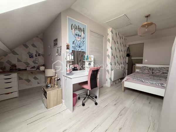 Venez visiter cette maison familiale de 152m2 environ sur SOUS SOL TOTAL, située sur la commune recherchée d'OZOUER-LE-VOULGIS. A moins de 15min à pied des écoles ( maternelle et primaire ) et des commerces de proximité. A moins de 10min de la gare de Verneuil l'étang ( Paris Gare de l'Est en direct ).

Elle se compose au RDC d'une entrée avec placard donnant accès à une pièce de vie de 40m2 environ, une cuisine INDÉPENDANTE AMÉNAGÉE et ÉQUIPÉE, de deux chambres, un wc indépendant et une salle de bains. 

A l'étage, un palier pouvant servir d'espace bureau dessert 3 grandes chambres et une salle d'eau avec wc. 

Le tout édifié sur un terrain clos de 655m2, le SOUS SOL se divise en plusieurs parties ( buanderie, cave, garage... ) 

Les +
- Nombreux rangements
- Beaux volumes
- Cuisine récente 2022
- Volets électriques 
- Pompe à chaleur 2022
- Porte de garage motorisé