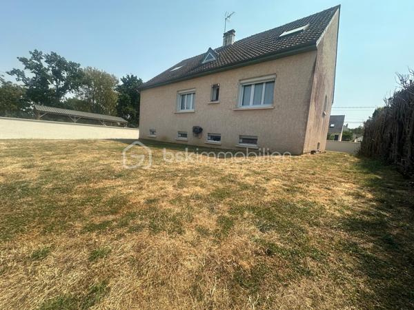 Venez visiter cette maison familiale de 152m2 environ sur SOUS SOL TOTAL, située sur la commune recherchée d'OZOUER-LE-VOULGIS. A moins de 15min à pied des écoles ( maternelle et primaire ) et des commerces de proximité. A moins de 10min de la gare de Verneuil l'étang ( Paris Gare de l'Est en direct ).

Elle se compose au RDC d'une entrée avec placard donnant accès à une pièce de vie de 40m2 environ, une cuisine INDÉPENDANTE AMÉNAGÉE et ÉQUIPÉE, de deux chambres, un wc indépendant et une salle de bains. 

A l'étage, un palier pouvant servir d'espace bureau dessert 3 grandes chambres et une salle d'eau avec wc. 

Le tout édifié sur un terrain clos de 655m2, le SOUS SOL se divise en plusieurs parties ( buanderie, cave, garage... ) 

Les +
- Nombreux rangements
- Beaux volumes
- Cuisine récente 2022
- Volets électriques 
- Pompe à chaleur 2022
- Porte de garage motorisé
