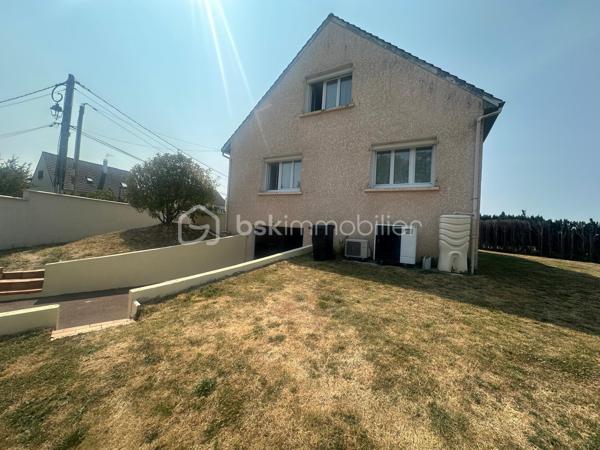Venez visiter cette maison familiale de 152m2 environ sur SOUS SOL TOTAL, située sur la commune recherchée d'OZOUER-LE-VOULGIS. A moins de 15min à pied des écoles ( maternelle et primaire ) et des commerces de proximité. A moins de 10min de la gare de Verneuil l'étang ( Paris Gare de l'Est en direct ).

Elle se compose au RDC d'une entrée avec placard donnant accès à une pièce de vie de 40m2 environ, une cuisine INDÉPENDANTE AMÉNAGÉE et ÉQUIPÉE, de deux chambres, un wc indépendant et une salle de bains. 

A l'étage, un palier pouvant servir d'espace bureau dessert 3 grandes chambres et une salle d'eau avec wc. 

Le tout édifié sur un terrain clos de 655m2, le SOUS SOL se divise en plusieurs parties ( buanderie, cave, garage... ) 

Les +
- Nombreux rangements
- Beaux volumes
- Cuisine récente 2022
- Volets électriques 
- Pompe à chaleur 2022
- Porte de garage motorisé
