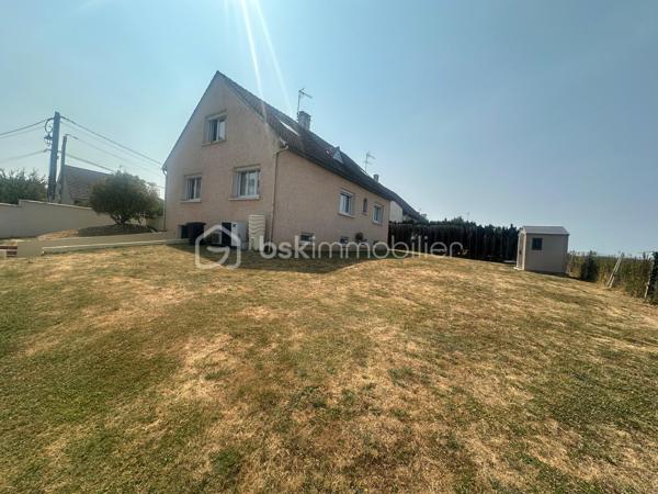Venez visiter cette maison familiale de 152m2 environ sur SOUS SOL TOTAL, située sur la commune recherchée d'OZOUER-LE-VOULGIS. A moins de 15min à pied des écoles ( maternelle et primaire ) et des commerces de proximité. A moins de 10min de la gare de Verneuil l'étang ( Paris Gare de l'Est en direct ).

Elle se compose au RDC d'une entrée avec placard donnant accès à une pièce de vie de 40m2 environ, une cuisine INDÉPENDANTE AMÉNAGÉE et ÉQUIPÉE, de deux chambres, un wc indépendant et une salle de bains. 

A l'étage, un palier pouvant servir d'espace bureau dessert 3 grandes chambres et une salle d'eau avec wc. 

Le tout édifié sur un terrain clos de 655m2, le SOUS SOL se divise en plusieurs parties ( buanderie, cave, garage... ) 

Les +
- Nombreux rangements
- Beaux volumes
- Cuisine récente 2022
- Volets électriques 
- Pompe à chaleur 2022
- Porte de garage motorisé