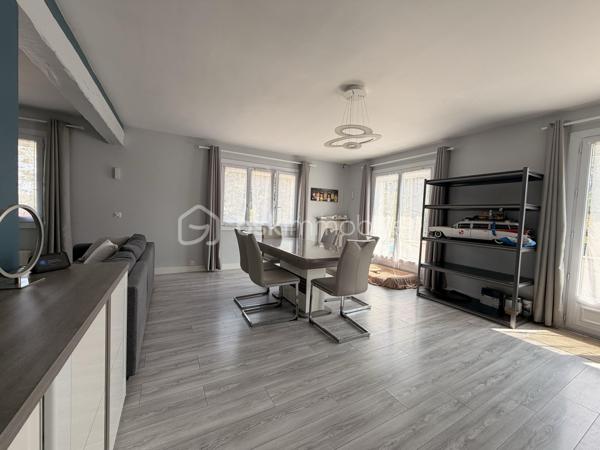 Venez visiter cette maison familiale de 152m2 environ sur SOUS SOL TOTAL, située sur la commune recherchée d'OZOUER-LE-VOULGIS. A moins de 15min à pied des écoles ( maternelle et primaire ) et des commerces de proximité. A moins de 10min de la gare de Verneuil l'étang ( Paris Gare de l'Est en direct ).

Elle se compose au RDC d'une entrée avec placard donnant accès à une pièce de vie de 40m2 environ, une cuisine INDÉPENDANTE AMÉNAGÉE et ÉQUIPÉE, de deux chambres, un wc indépendant et une salle de bains. 

A l'étage, un palier pouvant servir d'espace bureau dessert 3 grandes chambres et une salle d'eau avec wc. 

Le tout édifié sur un terrain clos de 655m2, le SOUS SOL se divise en plusieurs parties ( buanderie, cave, garage... ) 

Les +
- Nombreux rangements
- Beaux volumes
- Cuisine récente 2022
- Volets électriques 
- Pompe à chaleur 2022
- Porte de garage motorisé