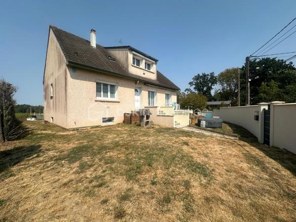 Venez visiter cette maison familiale de 152m2 environ sur SOUS SOL TOTAL, située sur la commune recherchée d'OZOUER-LE-VOULGIS. A moins de 15min à pied des écoles ( maternelle et primaire ) et des commerces de proximité. A moins de 10min de la gare de Verneuil l'étang ( Paris Gare de l'Est en direct ).

Elle se compose au RDC d'une entrée avec placard donnant accès à une pièce de vie de 40m2 environ, une cuisine INDÉPENDANTE AMÉNAGÉE et ÉQUIPÉE, de deux chambres, un wc indépendant et une salle de bains. 

A l'étage, un palier pouvant servir d'espace bureau dessert 3 grandes chambres et une salle d'eau avec wc. 

Le tout édifié sur un terrain clos de 655m2, le SOUS SOL se divise en plusieurs parties ( buanderie, cave, garage... ) 

Les +
- Nombreux rangements
- Beaux volumes
- Cuisine récente 2022
- Volets électriques 
- Pompe à chaleur 2022
- Porte de garage motorisé