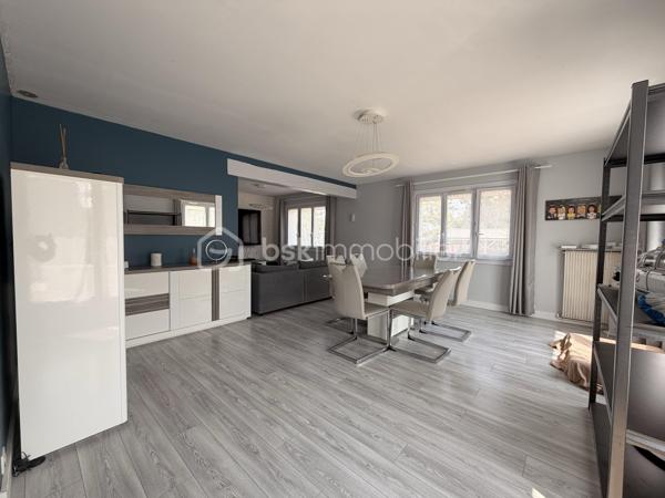 Venez visiter cette maison familiale de 152m2 environ sur SOUS SOL TOTAL, située sur la commune recherchée d'OZOUER-LE-VOULGIS. A moins de 15min à pied des écoles ( maternelle et primaire ) et des commerces de proximité. A moins de 10min de la gare de Verneuil l'étang ( Paris Gare de l'Est en direct ).

Elle se compose au RDC d'une entrée avec placard donnant accès à une pièce de vie de 40m2 environ, une cuisine INDÉPENDANTE AMÉNAGÉE et ÉQUIPÉE, de deux chambres, un wc indépendant et une salle de bains. 

A l'étage, un palier pouvant servir d'espace bureau dessert 3 grandes chambres et une salle d'eau avec wc. 

Le tout édifié sur un terrain clos de 655m2, le SOUS SOL se divise en plusieurs parties ( buanderie, cave, garage... ) 

Les +
- Nombreux rangements
- Beaux volumes
- Cuisine récente 2022
- Volets électriques 
- Pompe à chaleur 2022
- Porte de garage motorisé