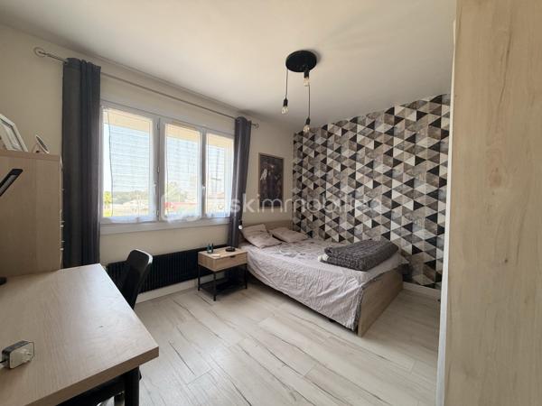 Venez visiter cette maison familiale de 152m2 environ sur SOUS SOL TOTAL, située sur la commune recherchée d'OZOUER-LE-VOULGIS. A moins de 15min à pied des écoles ( maternelle et primaire ) et des commerces de proximité. A moins de 10min de la gare de Verneuil l'étang ( Paris Gare de l'Est en direct ).

Elle se compose au RDC d'une entrée avec placard donnant accès à une pièce de vie de 40m2 environ, une cuisine INDÉPENDANTE AMÉNAGÉE et ÉQUIPÉE, de deux chambres, un wc indépendant et une salle de bains. 

A l'étage, un palier pouvant servir d'espace bureau dessert 3 grandes chambres et une salle d'eau avec wc. 

Le tout édifié sur un terrain clos de 655m2, le SOUS SOL se divise en plusieurs parties ( buanderie, cave, garage... ) 

Les +
- Nombreux rangements
- Beaux volumes
- Cuisine récente 2022
- Volets électriques 
- Pompe à chaleur 2022
- Porte de garage motorisé
