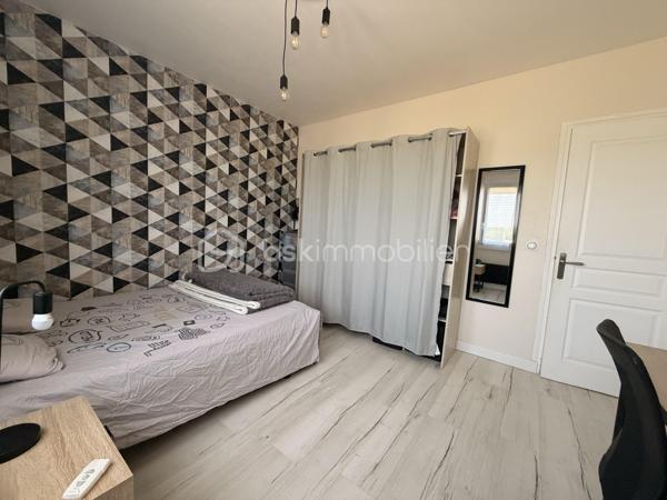 Venez visiter cette maison familiale de 152m2 environ sur SOUS SOL TOTAL, située sur la commune recherchée d'OZOUER-LE-VOULGIS. A moins de 15min à pied des écoles ( maternelle et primaire ) et des commerces de proximité. A moins de 10min de la gare de Verneuil l'étang ( Paris Gare de l'Est en direct ).

Elle se compose au RDC d'une entrée avec placard donnant accès à une pièce de vie de 40m2 environ, une cuisine INDÉPENDANTE AMÉNAGÉE et ÉQUIPÉE, de deux chambres, un wc indépendant et une salle de bains. 

A l'étage, un palier pouvant servir d'espace bureau dessert 3 grandes chambres et une salle d'eau avec wc. 

Le tout édifié sur un terrain clos de 655m2, le SOUS SOL se divise en plusieurs parties ( buanderie, cave, garage... ) 

Les +
- Nombreux rangements
- Beaux volumes
- Cuisine récente 2022
- Volets électriques 
- Pompe à chaleur 2022
- Porte de garage motorisé