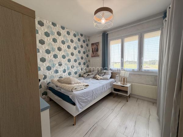 Venez visiter cette maison familiale de 152m2 environ sur SOUS SOL TOTAL, située sur la commune recherchée d'OZOUER-LE-VOULGIS. A moins de 15min à pied des écoles ( maternelle et primaire ) et des commerces de proximité. A moins de 10min de la gare de Verneuil l'étang ( Paris Gare de l'Est en direct ).

Elle se compose au RDC d'une entrée avec placard donnant accès à une pièce de vie de 40m2 environ, une cuisine INDÉPENDANTE AMÉNAGÉE et ÉQUIPÉE, de deux chambres, un wc indépendant et une salle de bains. 

A l'étage, un palier pouvant servir d'espace bureau dessert 3 grandes chambres et une salle d'eau avec wc. 

Le tout édifié sur un terrain clos de 655m2, le SOUS SOL se divise en plusieurs parties ( buanderie, cave, garage... ) 

Les +
- Nombreux rangements
- Beaux volumes
- Cuisine récente 2022
- Volets électriques 
- Pompe à chaleur 2022
- Porte de garage motorisé