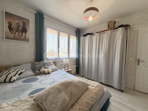 Venez visiter cette maison familiale de 152m2 environ sur SOUS SOL TOTAL, située sur la commune recherchée d'OZOUER-LE-VOULGIS. A moins de 15min à pied des écoles ( maternelle et primaire ) et des commerces de proximité. A moins de 10min de la gare de Verneuil l'étang ( Paris Gare de l'Est en direct ).

Elle se compose au RDC d'une entrée avec placard donnant accès à une pièce de vie de 40m2 environ, une cuisine INDÉPENDANTE AMÉNAGÉE et ÉQUIPÉE, de deux chambres, un wc indépendant et une salle de bains. 

A l'étage, un palier pouvant servir d'espace bureau dessert 3 grandes chambres et une salle d'eau avec wc. 

Le tout édifié sur un terrain clos de 655m2, le SOUS SOL se divise en plusieurs parties ( buanderie, cave, garage... ) 

Les +
- Nombreux rangements
- Beaux volumes
- Cuisine récente 2022
- Volets électriques 
- Pompe à chaleur 2022
- Porte de garage motorisé