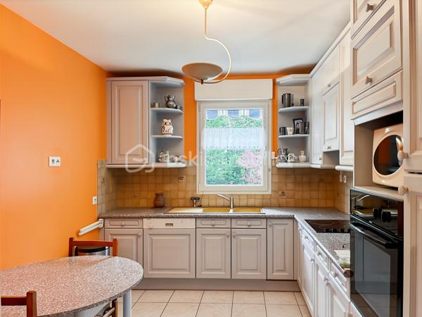 En plein cœur d'Arpajon, au sein de la résidence prisée Le Clos Bailly, découvrez ce lumineux appartement de type T4 de 93m², situé au premier étage. Il s'agit de l'un des plus grands appartements de la résidence.

Ce bien se compose d'une entrée avec plusieurs placards, desservant une pièce de vie lumineuse de 39 m² et donnant accès à un balcon, une cuisine indépendante, aménagée et équipée de 12 m².

L'espace nuit comprend deux chambres, l'une de 12 m² avec balcon et l'autre de 10 m², une salle d'eau, un WC séparé avec rangements ainsi qu'une buanderie.

Les atouts :

Emplacement privilégié en hypercentre d'Arpajon
Commodités, commerces et transports à proximité immédiate
Appartement très lumineux
Nombreux rangements
Deux balcons
Ascenseur
Cave
Double box avec porte motorisée

Un bien alliant emplacement privilégié en centre-ville, calme et sérénité, au sein d'une résidence sécurisée.