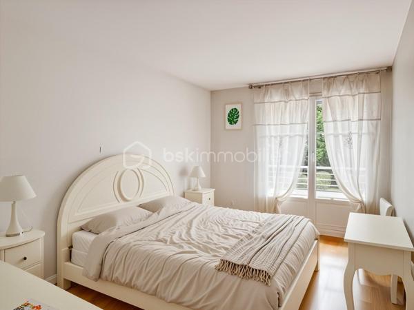 En plein cœur d'Arpajon, au sein de la résidence prisée Le Clos Bailly, découvrez ce lumineux appartement de type T4 de 93m², situé au premier étage. Il s'agit de l'un des plus grands appartements de la résidence.

Ce bien se compose d'une entrée avec plusieurs placards, desservant une pièce de vie lumineuse de 39 m² et donnant accès à un balcon, une cuisine indépendante, aménagée et équipée de 12 m².

L'espace nuit comprend deux chambres, l'une de 12 m² avec balcon et l'autre de 10 m², une salle d'eau, un WC séparé avec rangements ainsi qu'une buanderie.

Les atouts :

Emplacement privilégié en hypercentre d'Arpajon
Commodités, commerces et transports à proximité immédiate
Appartement très lumineux
Nombreux rangements
Deux balcons
Ascenseur
Cave
Double box avec porte motorisée

Un bien alliant emplacement privilégié en centre-ville, calme et sérénité, au sein d'une résidence sécurisée.